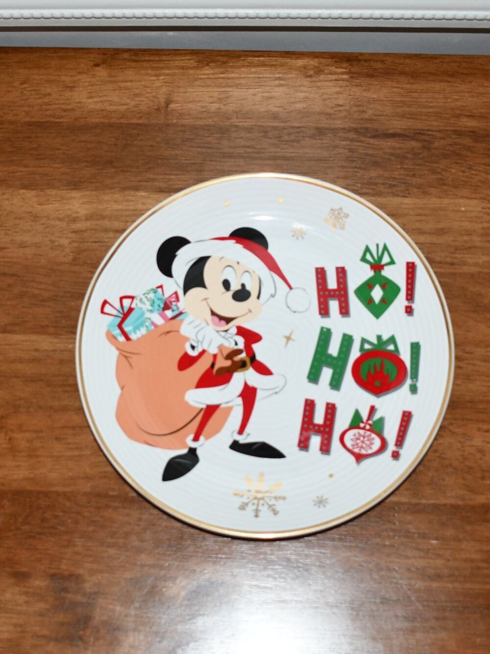 2020 DISNEY PARKS MICKEY MOUSE HO HO HO HOLIDAY CHEER GRAPHIC DINNER PLATE NEW